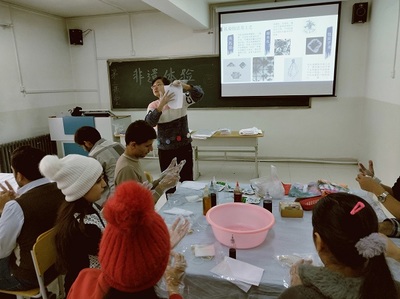 走進非遺之美 我校留學生第二課堂手工扎染活動體驗